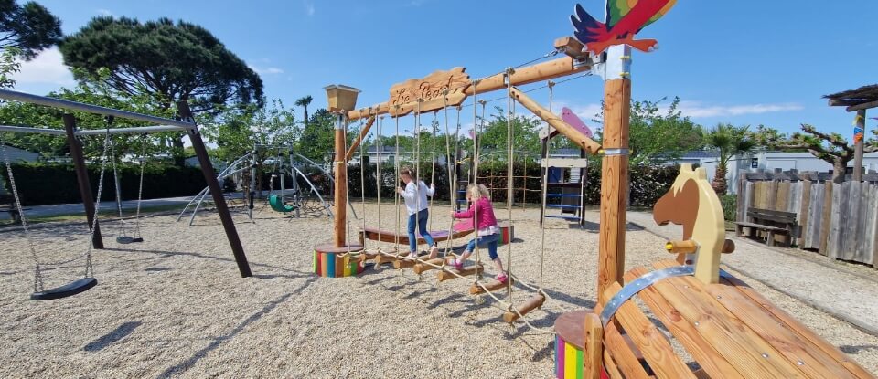 BABYZONE, structure en bois massif fabriquée par CREAJEU, concepteur d’aire de jeux d’extérieurs pour campings en France, Espagne et Europe