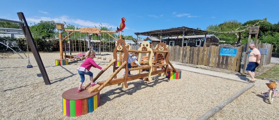 ACROKID©, structure en bois massif conçue par CREAJEU, fabricant d’aire de jeux d’extérieurs pour campings en France, Espagne et Europe