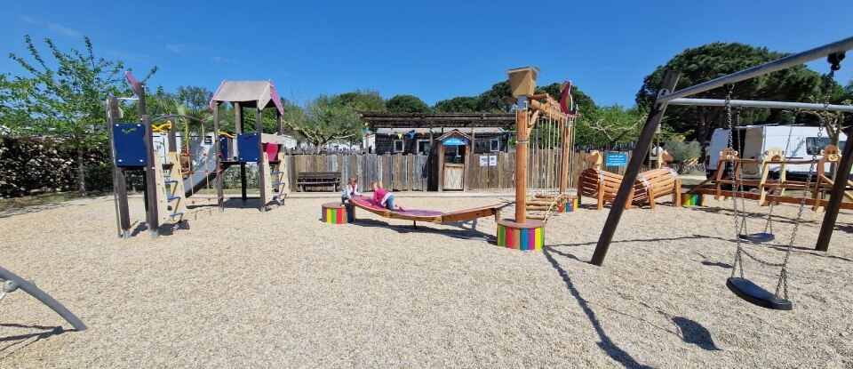 ACROKID©, structure en bois massif fabriquée par CREAJEU, concepteur d’aire de jeux d’extérieurs pour campings en France, Espagne et Europe