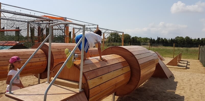 ROLL N ROLL, Challenge Park de CREAJEU, fabricant et concepteur d’aire de jeux d’extérieurs, des sensations ludiques pour tous les aventuriers, petits et grands sur des rouleaux en bois en mouvement.