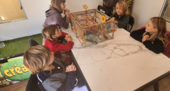 CREAJEU conçoit des structures de jeux pour les enfants, résistantes aux intempéries et sans obligation de mise en d’hivernage