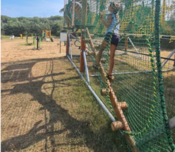 Montée rondins du CREAKIT de CREAJEU, fabricant de structures de jeux extérieurs pour campings en France, Espagne et Europe