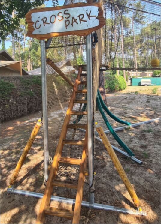 Montée rondins de l'aire de jeu CROSSPARK© de CREAJEU, concepteur d’aire de jeux d’extérieurs pour campings en France, Espagne et Europe