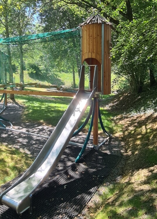 Toboggan Cabane de l'aire de jeu CROSSPARK© de CREAJEU, ateliers sur mesure de CREAJEU, concepteur d’aire de jeux d’extérieurs en France, Espagne et Europe